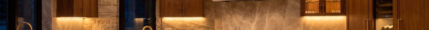 Kitchen lighting in three layers: worktop, island pendants and dining fixture